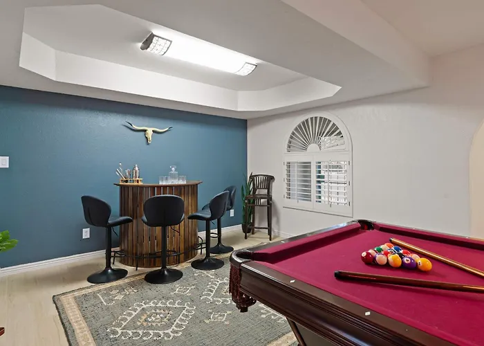 Refreshing Pool Hot Tub Game Sleeps 8 Holiday home